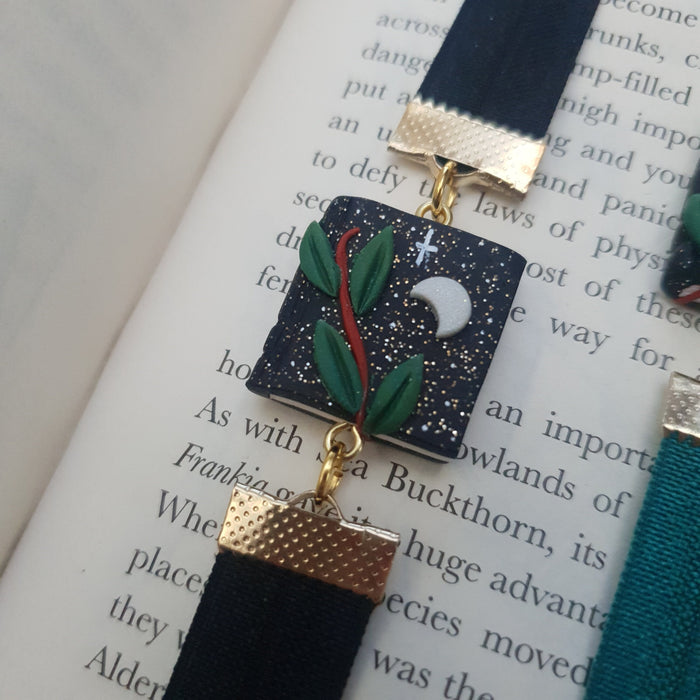 Tiny dreamy books elastic ribbon bookmarks adjustable with different subjects / handmade from polymer clay motifs forest