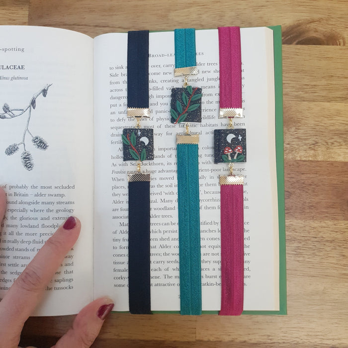 Tiny dreamy books elastic ribbon bookmarks adjustable with different subjects / handmade from polymer clay motifs forest