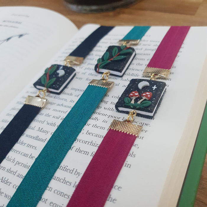 Tiny dreamy books elastic ribbon bookmarks adjustable with different subjects / handmade from polymer clay motifs forest
