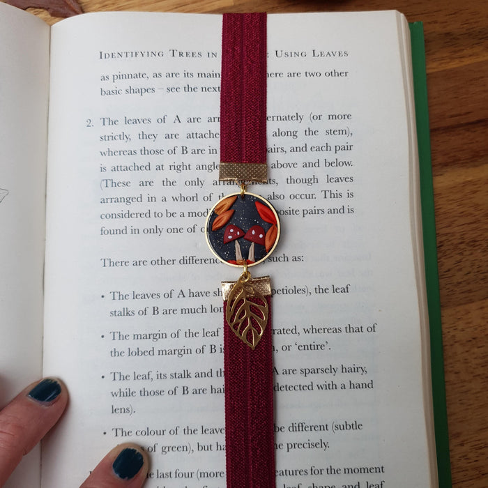 Midnight sky autumnal elastic ribbon bookmarks adjustable with different subjects / handmade from polymer clay motifs forest